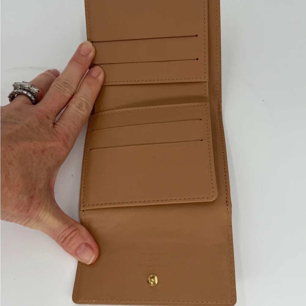 LV Elise Latte Vernis Compact Wallet Rare Color in Excellent Condition. - Picture 8 of 15